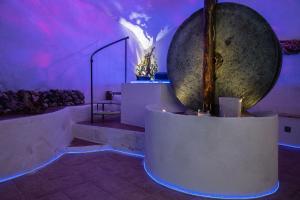 a room with a large bowl on the floor at Grotta azzurra - Suite e spa in Monticelli