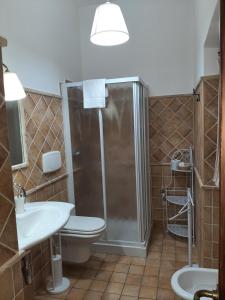 ManoppelloにあるAgriturismo Il Casolare Di Nonno Marioのシャワー、トイレ、洗面台を備えたバスルーム +37枚の写真
