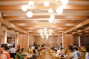 モンテレイにあるCrowne Plaza Hotel Monterrey by IHGの人々がテーブルに座っている広いダイニングルーム