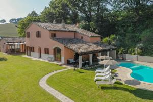 - Vistas al exterior de una casa con piscina en Villa Linda, en Fratte Rosa