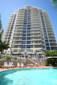 un grande condominio con piscina di fronte a un edificio di Ocean Sands Resort a Gold Coast