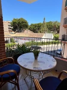 a patio with a table and chairs on a balcony at Holiday Vintage Apartment in San Pedro del Pinatar