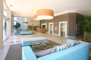 un soggiorno con divani blu nella hall di Ocean Sands Resort a Gold Coast
