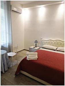 ローマにあるLunaBlùのベッドルーム(赤いベッド1台、椅子付)