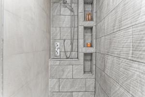 The Tewkesbury Country Escape في توكسبوري: رسم حمام مع دش +90 صورة