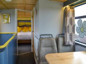 een treinkamer met een bed en een tafel bij Daisy Decker - Uk48371 in Hollym