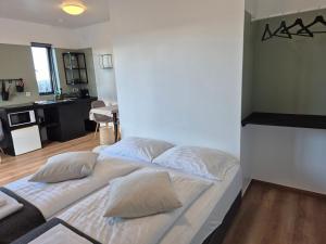ein großes Bett mit Kissen darauf in einem Zimmer in der Unterkunft Hotel Hafnarfjall in Borgarnes + 140 Fotos