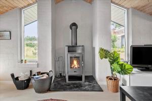 オルダーにある30114-Odder-Chr-Christensensvej-12のストーブのある白い部屋の暖炉