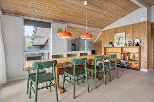 オルダーにある30114-Odder-Chr-Christensensvej-12の木製のテーブルと緑の椅子のあるダイニングルーム