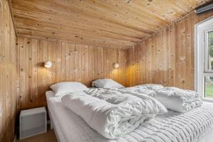 オルダーにある30114-Odder-Chr-Christensensvej-12の木製の壁のベッドルーム1室、ベッド1台(枕付)