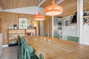 オルダーにある30114-Odder-Chr-Christensensvej-12のダイニングルーム(大きな木製テーブル、緑の椅子付) +22枚の写真