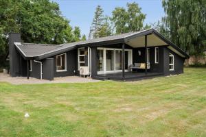 オルダーにある30114-Odder-Chr-Christensensvej-12の広い庭のある黒い家