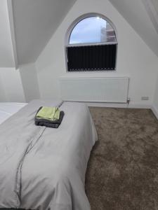 AmleyにあるDress To Impress 2の窓のある部屋のベッド