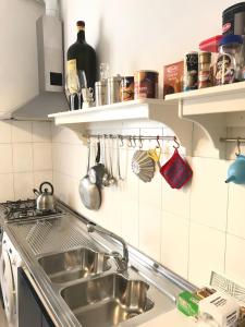 Kuchyň nebo kuchyňský kout v ubytování Federica's Ponte Vecchio 1bd - by FlorenceHospitality + 3 fotografie