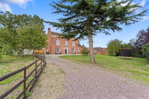 The Tewkesbury Country Escape في توكسبوري: منزل قديم فيه شجرة وسياج