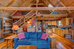 een woonkamer met een blauwe bank in een hut bij Scarborough Fair in Banner Elk