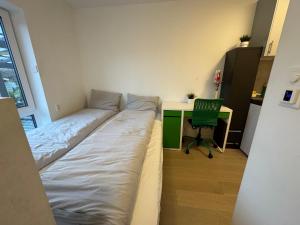 Cama en habitación con escritorio y silla en Lillestrøm home hybel uten soverom, en Lillestrøm