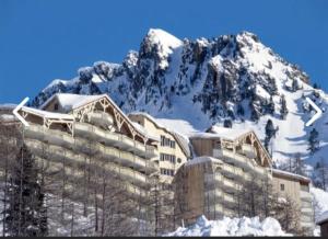 een gebouw voor een met sneeuw bedekte berg bij 5 personnes, 2Pieces exceptionnel havre de détente et de confort, immense terrasse, vue incroyable, Tout pédestre, à 10m du funiculaire, parking in Isola 2000