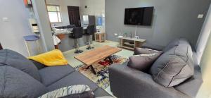 un salon avec un canapé et une table dans l'établissement Nkuche Apartments, à Lusaka