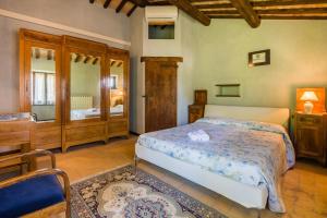 1 dormitorio con 1 cama, vestidor y escritorio en Villa Linda, en Fratte Rosa 22 fotos más