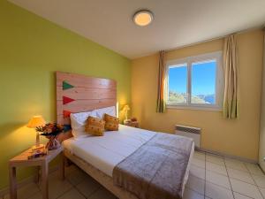 En eller flere senge i et værelse på Lagrange Grand Bleu Vacances – Résidence Le Village des Aloès