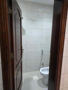 Ένα μπάνιο στο راحة للوحدات السكنية المفروشة