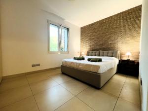 Giường trong phòng chung tại Comfort Stay Near Sassuolo Hospital