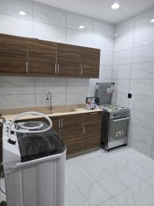 Η κουζίνα ή μικρή κουζίνα στο راحة للوحدات السكنية المفروشة