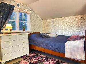 Ένα ή περισσότερα κρεβάτια σε δωμάτιο στο Vallby Herrgård