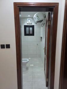 Ένα μπάνιο στο راحة للوحدات السكنية المفروشة