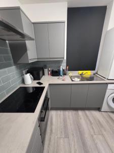 AmleyにあるDress To Impress 3のシンクとカウンタートップのあるキッチン