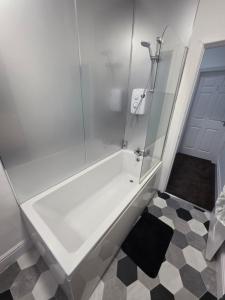 AmleyにあるDress To Impress 3のシャワーと浴槽を備えた白いバスルーム