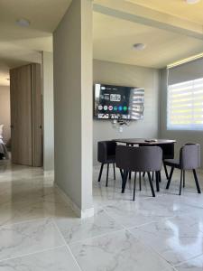 a dining room with a table and chairs at Moderno Apt en Reserva del Peñón en Girardot in Girardot