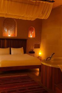 Postel nebo postele na pokoji v ubytování Grand Uchisar Hotel