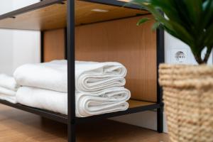 コインブラにあるMiCasa Studiosの棚に腰掛けたタオル +40枚の写真