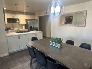 Kuchyň nebo kuchyňský kout v ubytování Modern Villa Comphy Stay in Tempe with pool