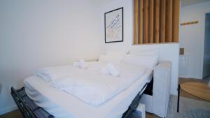 Postel nebo postele na pokoji v ubytování YUVA HOMES -2 Zimmer-S-Bahn MUC-grosser Balkon-Parkplatz