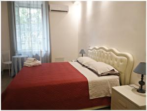 ローマにあるLunaBlùのベッドルーム1室(赤毛布、窓付)