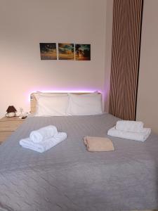 a bedroom with a bed with two towels on it at Ζ&Ζ Studios in Perea