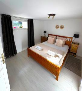 ヴィレ・ル・ラックにあるBelle îleの枕が2つ置かれたベッドのある寝室