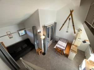 an overhead view of a room with a table and chair at Appartement 2P Mezzanine, 2 SDB, 6-7 couchages aux Saisies - FR-1-293-75 in Les Saisies