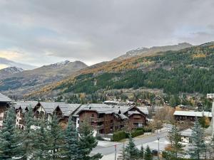 een vakantieoord in de bergen met bomen en gebouwen bij Studio fonctionnel avec coin montagne, proche remontées mécaniques et centre commercial, 4 couchages - FR-1-330F-66 in Serre Chevalier