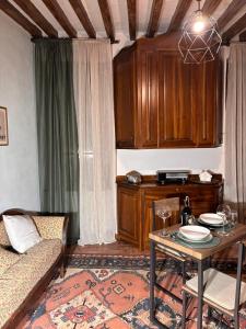 una sala de estar con un sofá y una mesa en B&B Note di Verdi, en Parma