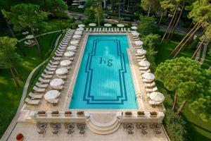 an overhead view of a swimming pool with umbrellas at Villa Greif in Lignano Sabbiadoro