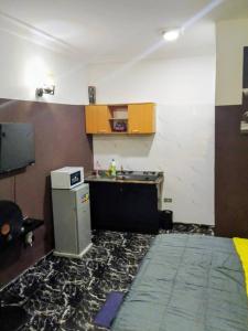 una cucina vuota con lavandino e piano cottura di Short let apartments Lekki Ajah Lagos a Lekki