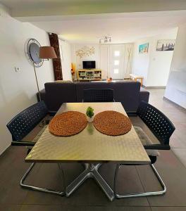 ヴィレ・ル・ラックにあるBelle îleのリビングルーム(テーブル、椅子付)