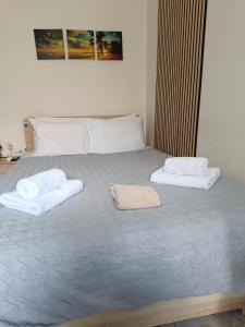 a bedroom with a bed with towels on it at Ζ&Ζ Studios in Perea