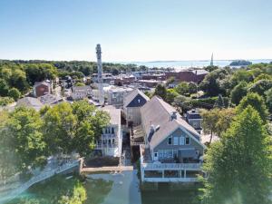una vista aerea di una piccola città con una casa di The Optimist Guesthouse | 4 a Camden