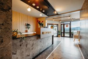 een lobby van een hotel met een receptie bij Barka in Borsec