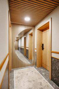 een gang met houten wanden en een wenteltrap bij Barka in Borsec